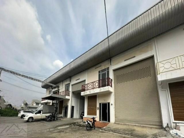 ให้เช่าโกดังพร้อมออฟฟิศ 600 ตร.ม. ซอยยิ่งเจริญ บางพลี สมุทรปราการ พื้นที่สีม่วง ขอ รง.4 ได้ ทำเลดี พร้อมใช้งานติดต่อ:: ชยา โทร/ID Line:: 0942823961Link Line:: https://line.me/ti/p/3xFA1An8Kcรหัส# T26-637โกดังพื้นที่สีม่วง ซอยยิ่งเจริญ บางพลี สมุทรปราการ ทำเลดี พร้อมใช้งาน!• เดินทางสะดวก เหมาะสำหรับเก็บสินค้า / กระจายสินค้า / โรงงานขนาดเล็ก• พื้นที่ใช้สอย 600 ตร.ม.• มี 2 ชั้น (ชั้นหนึ่ง ขนาด 40 x 10 เมตร• ชั้นสอง ขนาด 20*10 เ