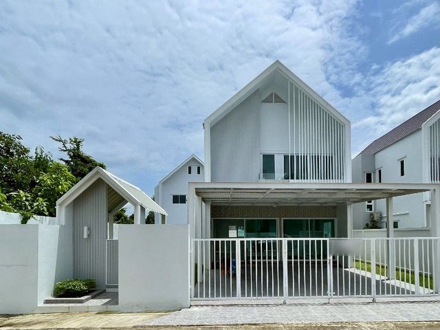 บ้านใหม่ให้เช่า 35,000/เดือน #โซนแม่โจ้–#สันทราย บ้านใหญ่ 2 ชั้น พื้นที่กว้าง เฟอร์นิเจอร์+เครื่องใช้ไฟฟ้าครบ ทำเลดี ใกล้เมือง #หิ้วกระเป๋าพร้อมเข้าอยู่ #ไม่รับสัตว์เลี้ยงรายละเอียดบ้านที่ดิน 59 ตร.ว.พื้นที่ใช้สอย 200 ตร.ม.4 ห้องนอน | 3 ห้องน้ำห้องนั่งเล่น + ห้องครัวห้องใต้หลังคา (อเนกประสงค์)ที่จอดรถ 2 คันสิ่งอำนวยความสะดวกแอร์ 4 เครื่องทีวีตู้เย็นเครื่องใช้ไฟฟ้าครบฟ�