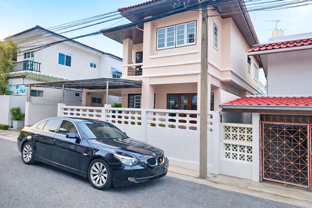 บ้านเดี่ยวรีโนเวทใหม่ 4นอน รัชดา18 หลังนี้!3ปีมีครั้ง รับต่างชาติ MRTลาดพร้าว76–82 ประชาอุทิศ เหม่งจ๋าย รวมจอดได้ 5คัน ไปเร็วมาก  2 น้ำ ห้วยขวาง 1 กม.  60 ตร.ว. 220 ตร.ม. ดีไซน์ทันสมัย พร้อมเฟอร์นิเจอร์ครบครัน ค่าเช่า 39,999 บาทต่อเดือนnce every 3 years welcome foreigners. MRT LatPhrao76-82 Renovated house 4beds Ratchada18 PrachaUthit MengJai Parking 5cars. o2bathrooms HuaiKhwang1km  land 60 sq.wa. usable area 220 sq.m. modern design fully furnished rental 39,999 THB per monthประชาอุทิศ เหม่งจ๋าย ถ.ประชาราษฎร์บำเพ็ญ 26ถนนลาดพร้าว76–82 ร