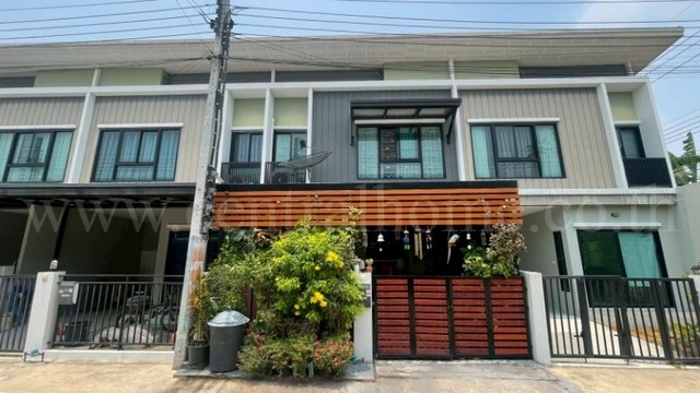 รหัสทรัพย์ : N1042ทาวน์เฮ้าส์ เดอะโมดิช ชัยพฤกษ์ - วงแหวน แต่งครบพร้อมอยู่ที่ตั้ง : ถนนบางกรวย-ไทรน้อย ตำบลคลองขวาง อำเภอไทรน้อย จังหวัดนนทบุรี 11150รายละเอียดทรัพย์- ทาวน์เฮ้าส์&nbsp;2 ชั้น เนื้อที่ 18.50 ตารางวา พื้นที่ใช้สอย 110 ตารางเมตร&nbsp;- 3 ห้องนอน, 2 ห้องน้ำ, 1 ห้องรับแขก, 1 ห้องครัว, 1&nbsp;ที่จอดรถ-&nbsp;ต่อเติมเคาน์เตอร์ครัวพร้อมที่ดูดควัน และหลังคาหน้าบ้านและหลังบ้าน- ปั๊มน้ำ+แ�