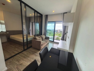 ขายคอนโดวิวทะเล ศรีราชา KnightsBridge The Ocean 1 ห้องนอน 35.3 ตร.ม. อยู่เองก็ฟิน ปล่อยเช่าก็คุ้ม ผลตอบแทนดี.TPI-3071.ภาพรวมทรัพย์คอนโดพร้อมอยู่ในโซนศรีราชา ทำเลศักยภาพ “หน้าทะเล หลังภูเขา” บนถนนสุขุมวิท เหมาะสำหรับนักลงทุนที่มองหาทรัพย์ปล่อยเช่าในพื้นที่ EEC ที่มีความต้องการต่อเนื่อง.ที่ตั้ง: ถนนสุขุมวิท ต.สุรศักดิ์ อ.ศรีราชา จ.ชลบุรีแผนที่: https://maps.app.goo.gl/kpJ8R3zz9CNPT6D26.จุดเด่นด้านการลงทุน- ค�