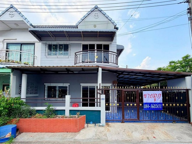 #ขาย หมู่บ้านสุภาวัลย์ ลำลูกกา คลอง2  ( รีโนเวท)  #เสนอขายที่ราคา  2.5 ล้าน (โอนฟรี,จัดสินเชื่อฟรี   )         สนใจติดต่อ k. วสันต์  0843602431                  https://lin.ee/8KCT8jYเป็นทาวน์เฮาส์ 2 ชั้น หลังริม หมู่บ้านสุภาวัลย์ ลำลูกกา คลอง2 ถนนเสมาฟ้าคราม  - พื้นที่มากถึง 37.1 ตร.ว. - ขนาด 3 ห้องนอน 2 ห้องน้ำ 2 ที่จอดรถ   - บ้านเลขที่ 98/156 หน้าบ้านหันทางทิศใต้ เป็นบ้านหลังท้ายสุด ของโครงการ    เงียบสงบไม่วุ่นวาย  ต่อเติม