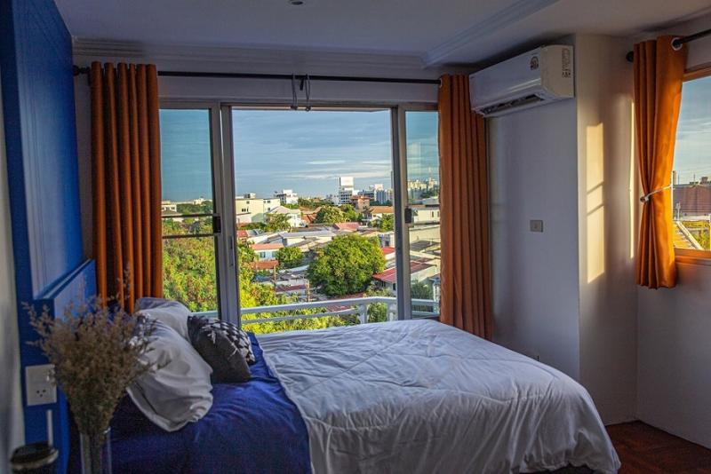 PREMIER PLACE CONDO Rama9  ห้องหัวมุมรีโนเวทใหม่ คอนโดทำเลดี   &nbsp;  ราคาขาย Selling Price &nbsp;3.29ล้าน   &nbsp;  เช่า&nbsp; Rental Price&nbsp;&nbsp;&nbsp;&nbsp;&nbsp;&nbsp; 18,500&nbsp;&nbsp; บาท / เดือน   (รวมส่วนกลางและwifi ไม่รวมน้ำไฟ)&nbsp;   (ล่วงหน้า 1 เดือน ประกัน 2 เดือน)  &nbsp;  「Premier Place Condominium&nbsp; (RAMA 9) )  &nbsp;  พร้อมเข้าอยู่ทันที&nbsp; ห้องหัวมุม ลมดี มีความเป็นส่วนตัว เพราะอยู่ในสุด ไม่มีคนเดินผ่านไปมา   จากหน้าต่างห้องวิวต้นไม้เขียว เห็นรถไฟแอร์พอร์ตลิงค์