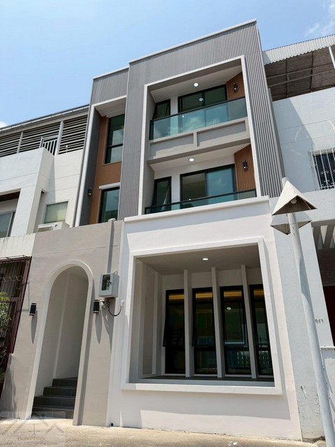 ขายทาวน์โฮม 4.5 ชั้น 4 ห้องนอน พร้อมลิฟต์ Prominent Place สุขุมวิท 101 ตกแต่งใหม่พร้อมอยู่ ใกล้ BTS ปุณณวิถี*** ราคาขาย 12.9 ล้านบาท ฟรีโอน (ลดพิเศษ 1 ล้านบาท) ติดต่อ:: ชยา โทร/ID Line:: 0942823961   Link Line:: https://line.me/ti/p/3xFA1An8Kcรหัส# T26-491ทาวน์โฮม 4.5 ชั้น พร้อมลิฟต์ Prominent Place สุขุมวิท 101 ใกล้ BTS ปุณณวิถี• ขนาด 25.9 ตารางวา• 4 ห้องนอน • 6 ห้องน้ำ• 1 ห้องแม่บ้าน พร้อมครัว • 3 จอดรถ• พร้อมลิฟต์ สถานที่ใกล้เคียง • รถไฟฟ้าBTS สถานีปุณณวิถี• 
