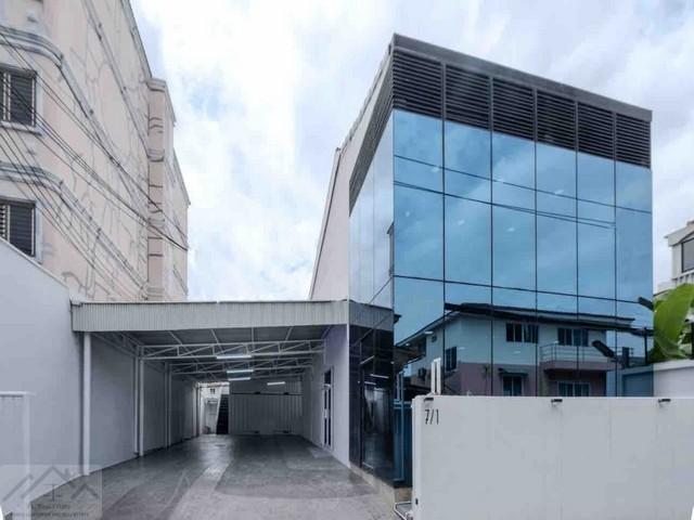ให้เช่า-ขาย ออฟฟิศพร้อมโกดังขนาดเล็ก 350 ตร.ม. ถนนสรรพาวุธ ใกล้แยกบางนา ตราด ใกล้ BTS อุดมสุข BTS บางนาติดต่อ:: ชยา โทร/ID Line:: 0942823961Link Line:: https://line.me/ti/p/3xFA1An8Kcรหัส# T26-645ออฟฟิศพร้อมโกดังขนาดเล็ก ถนนสรรพาวุธ ใกล้แยกบางนา ตราด• เนื้อที่ 72 ตร.วา• พื้นที่ใช้สอยในอาคาร+โกดัง รวม 350 ตร.ม.• พื้นที่โรงจอดรถ 140 ตรม.• เหมาะทำ ออฟฟิต สำนักงาน ที่พักอาศัยสถานที่ใกล้เคียง :• Com7 public company limited building• Attawit Commercial Technology College• Sou