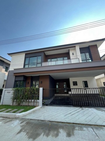 ให้เช่า  The City Bangna 3 บ้านมือหนึ่งไม่เคยมีคนอยู่ 4 ห้องนอน 5 ห้องน้ำ 1 ห้องนั่งเล่น 1 ห้องทานข้าว 1 ห้องแม่บ้าน 3 ที่จอดรถ ( ไม่ต้องซ้อนคัน )บ้านหันหน้าทิศเหนือ แดดไม่ร้อน พื้นที่ใช้สอย 326 ตรม. ที่ดิน 68 ตร.ว.ค่าเช่า 160000 บาทต่อเดือน เครื่องใช้ไฟฟ้า-มีแอร์ให้ทุกห้อง ( master bedroom  living room เป็นแบบ cassete type)- ทีวี 75 นิ้ว 1 ตัว  65 นิ้ว 1 ตัว - ตู้เย็น- เครื่องซักผ้า- เครื่องทำน้ำอุ่น ทุกห้อง- กล้องวงจรปิด�