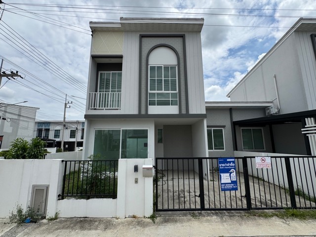 บ้านแฝดในทำเลกรุงเทพ-ปทุม ฟังก์ชันใช้งานลงตัว เหมาะสำหรับครอบครัวที่ต้องการบ้านในงบคุ้มค่าบ้านสภาพพร้อมใช้งานในโครงการ เหมาะสำหรับครอบครัวที่ต้องการบ้านทำเลดี เดินทางสะดวก และมีศักยภาพสำหรับอยู่อาศัยระยะยาวรายละเอียดทรัพย์- ประเภททรัพย์ บ้านแฝด- โครงการ ชีวาโฮม กรุงเทพฯ- ปทุม- เนื้อที่ 32 ตารางวา- 3 ห้องนอน 2 ห้องน้ำ- ที่จอดรถ 1 คัน- ทำเล เมืองปทุมธานี จัง