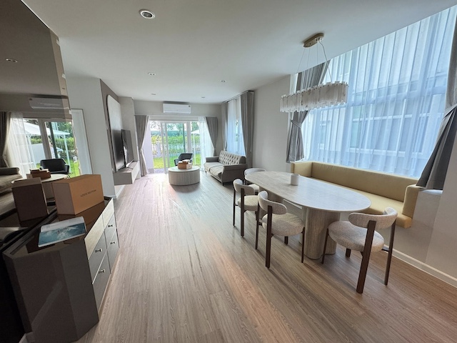 BH4021 ให้เช่าบ้านเดี่ยว สราญสิริ จตุโชติ บ้านใหม่ สไตล์ Urban Farmhouse ใกล้ทางด่วน รามอินทรา-อาจณรงค์ หลังมุมติดสวนติดต่อ Agent คุณบัว (Bua)Tel: 093-646-4597 LINE ID: Bua093โปรโมชั่นพิเศษ 95,000 บาท/เดือนบ้านเดี่ยวโครงการใหม่จาก Sansiri ในโครงการ สราญสิริ จตุโชติ ดีไซน์สไตล์ Urban Farmhouse บรรยากาศร่มรื่น วิวทะเลสาบ ส่วนกลางขนาดใหญ่ เหมาะสำหรับครอบครัวหรือชาวต่างชาติ เดินทางเข้าเมืองสะดวก ใกล้ทางด่วนรายละเอ�