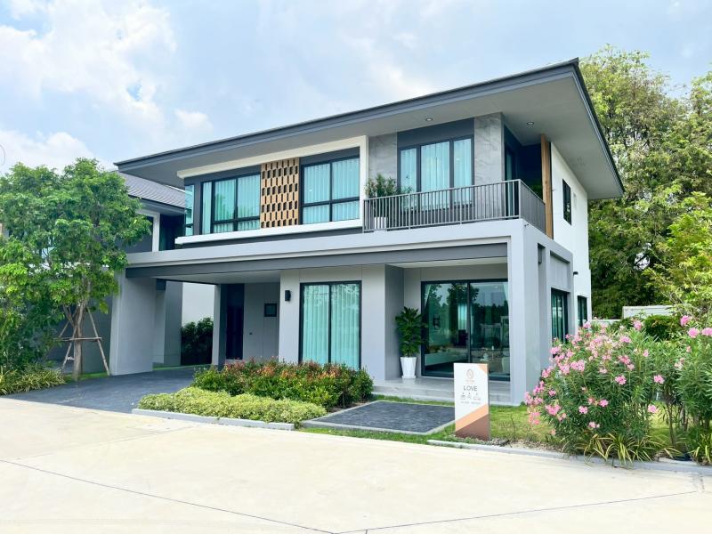 Riva Prime บ้านสวยวิวเขา ใกล้ทะเลบางแสนบ้านเดี่ยวหรูสำหรับ “ครอบครัวใหญ่”ที่ออกแบบมาเพื่อทุกช่วงวัยของการใช้ชีวิต  บนทำเลศักยภาพ ตำบลเหมือง อำเภอเมือง จังหวัดชลบุรีเชื่อมต่อทั้งบางแสนและศรีราชาได้อย่างสะดวกใกล้ทุกไลฟ์สไตล์ แต่ยังคงความสงบและเป็นส่วนตัวในทุกวัน Model LOVE — บ้านที่ออกแบบเพื่อทุกเจเนอเรชัน▪️ พื้นที่ใช้สอย 240 ตร.ม.▪️ เนื้อที่เริ่มต้น 62 ตร.ว.▪️ 4 ห้�