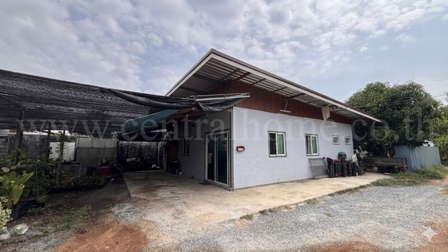 รหัสทรัพย์ : N0919บ้านเดี่ยว 80 ตร.วา ลานตากฟ้า นครชัยศรี เมืองนครปฐม ราคาถูกที่ตั้ง :&nbsp;ตำบลลานตากฟ้า&nbsp;อำเภอนครชัยศรี จังหวัดนครปฐม 73120รายละเอียดทรัพย์- บ้านเดี่ยว 1 ชั้น เนื้อที่ 80 ตารางวา พื้นที่ใช้สอย 88 ตารางเมตร- 4 ห้องนอน, 1 ห้องน้ำ, 1&nbsp;ห้องรับแขก, 1 ห้องครัว, 4 ที่จอดรถ- หน้าบ้านหันทางทิศเหนือ (บ้านไม่ร้อน)- ขายพร้อมผู้เช่า เหมาะสำหรับการลงทุนทำเล และสถานที่ใกล้เคียง-