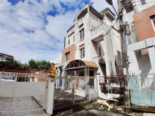   ขาย บ้านเดี่ยว/ทาวน์เฮ้าส์/คอนโด โครงการ บ้านเดี่ยว กรุงเทพมหานครซอย ลาดพร้าว 101 แยก 13 ถนน ลาดพร้าว 101 แขวง คลองจั่น เขตบางกะปิ จังหวัด กรุงเทพมหานคร  ราคาโปรโมชั่น  6,411,000    บาท    ลดจาก    8,950,000   บาท ราคาโปรโมชั่นตั้งแต่วันที่ 1 เมษายน 2569 – 30 มิถุนายน 2569  รายละเอียดทรัพย์ -  เนื้อที่ 46.00 ตร.ว. พื้นที่ใช้สอย 274.00 ตารางเมตร -  17 ห้องนอน 8 ห้องน้ำ  -  1 ที่จอดรถ  -  บ้านหันไปทางทิศ ตะวันตก  พิกัด
