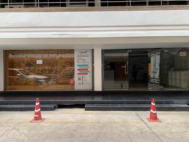 ให้เช่าออฟฟิศชั้น 1 ขนาด 130 ตรม. โครงการปาร์คอเวนิว สุขุมวิท71 ปรีดี 20-1 ข้างนานาชาติ St.Andrewsติดต่อ:: ชยา โทร/ID Line:: 0942823961Link Line:: https://line.me/ti/p/3xFA1An8Kcรหัส# T26-650• ออฟฟิศ โครงการปาร์คอเวนิว สุขุมวิท 71 ปรีดี 20/1 ข้างนานาชาติ St.Andrews• ออฟฟิศอยู่ชั้น 1• ขนาด 130 ตรม.• ค่าจอดรถ เดือนละ 1,000 บาท• ค่าไฟหน่วยละ 8 บาท• สำนักงานมีธนาคารกรุงไทย, มี 7-11 , ตรงข้ามมีธนาคารทหารไทย• ใกล้นานาชาติ St.Andrews สาขาสุขุมวิท 71• เหมาะสำ�