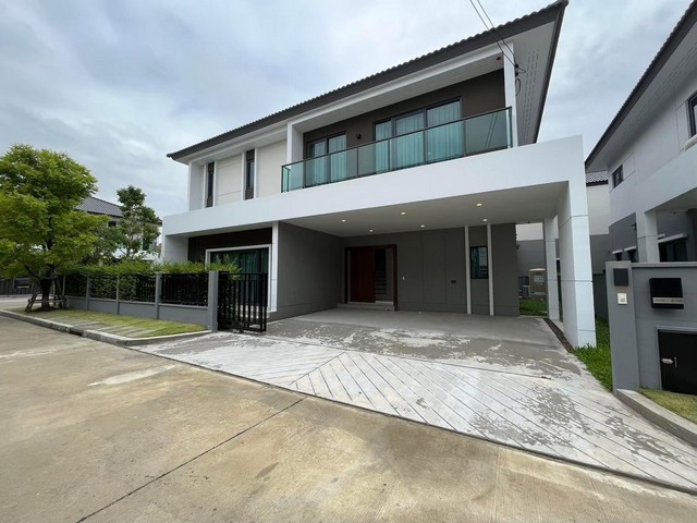 รหัสC7141 ให้เช่าบ้านเดี่ยว 2ชั้น โครงการเซนโทร วิภาวดี ใกล้ Harrow International School **ให้เช่า**ราคาเช่า 130,000 บาท/เดือน (ประกัน2 ล่วงหน้า1)สนใจติดต่อโทร : 095-823 9789 คิทLine id : candy.456Line Add Friend : https://line.me/ti/p/rHhjrvhm_zโทร : 091-782 8924 ต้นLine : seng.456Line Add Friend : https://line.me/ti/p/iHsUxP2IlTบ้านเดี่ยว 2ชั้น โครงการเซนโทร วิภาวดี ใกล้ Harrow International School เนื้อที่ 75.4 ตารางวา4 ห้องนอน5 ห้องน้ำ1 ห้องแม่บ้าน+ห้องน้ำที่จอดรถ  3 คัน- หน้าบ้านทิศใต้ ลมเย็นตลอดทั้งวัน- เฟอร์