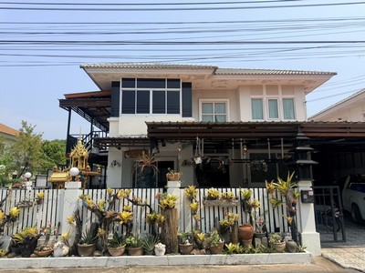 บ้านเดี่ยวแปลงมุมราคาทาวน์โฮม พฤกษาวิลเลจ 6 พระราม 2 .TPI-3080.Google Maps : https://maps.app.goo.gl/bnydwF393rCLvxDF9?g_st=ic.บ้านเดี่ยวแปลงมุม พื้นที่รอบบ้านกว้าง โปร่ง โล่ง อยู่สบาย เหมาะสำหรับครอบครัวใหญ่ หรือคนที่อยากได้บ้านพื้นที่เยอะในงบคุ้มค่า.จุดเด่นที่หาได้ยากในราคานี้- บ้านแปลงมุม ได้ความเป็นส่วนตัวสูง- มีพื้นที่ด้านข้างบ้าน เหมาะจัดสวน ต่อเติม หรือทำมุมพักผ่อน- 4 ห้องนอน รองรับครอบครัว�