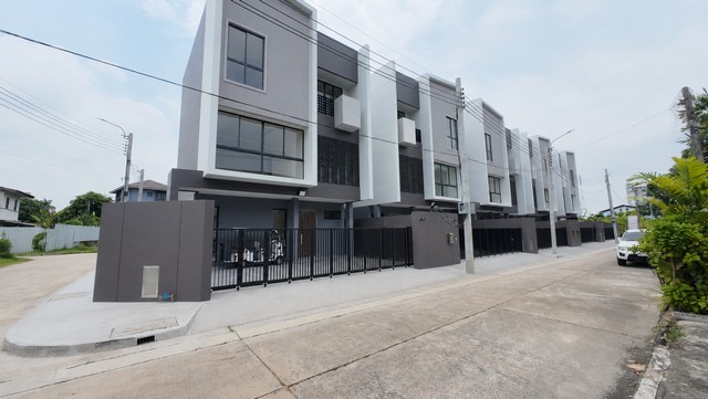 **ขายบ้านเดี่ยว 3 ชั้น Feel Town Lat Phrao 101**บ้านเดี่ยวในเมือง ทำเลลาดพร้าว 101 พื้นที่ใช้สอยใหญ่ประมาณ **270 ตร.ม.** บนที่ดิน **40 ตร.ว.** ฟังก์ชันครบ เหมาะสำหรับครอบครัวที่ต้องการบ้านอยู่สบาย เดินทางสะดวก และมีความเป็นส่วนตัวสูงตัวบ้านหน้ากว้างประมาณ **7.6 เมตร ลึก 10 เมตร** จัดพื้นที่ลงตัว **4 ห้องนอน 5 ห้องน้ำ** รองรับครอบครัวใหญ่ หรือปรับเป็นห้องทำงาน ห้องพักผ่อน ห้องอเนกประสงค์ได้ตา�