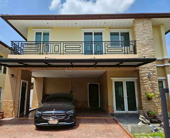 ขายบ้านเดี่ยว Villa Nakarin อ่อนนุช-วงแหวน สุขุมวิท 77 ที่ดิน 101.5 ตรว. พทชส 340 ตรม. 4 นอน 4 น้ำ ขาย 15,500,000 บาทบ้านเดี่ยวสวย พร้อมเฟอร์สวยคุณภาพดี สภาพแวดล้อมหมู่บ้านสวย ร่มรื่น ดูแลดีเยี่ยม  facilities ครบขนาดที่ดิน 101.5 ตารางวาขนาดพื้นที่ใช้สอย 340 ตารางเมตรจำนวน 4 ห้องนอน 4 ห้องน้ำ มีห้องน้ำในตัวทุกห้อง1 ห้องแม่บ้าน พร้อมห้องน้ำในตัวครัวสวยเต็มพื้นที่2 ที่จอดรถFacilities : สระว่ายน้ำ, Fitness, สนามเด�