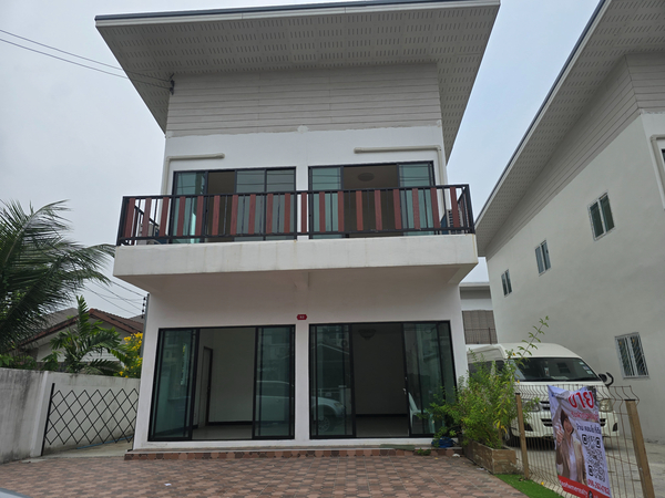 บ้านเดี่ยว 2 ชั้น ทำเลสามวา | คุ้มกว่าซื้อคอนโด/ทาวน์เฮ้าส์ในซอย ราคาเพียง 3,290,000 บาท ทำเลดี ติดถนนซอยฝั่งตรงข้ามเป็นหมู่บ้านทาวน์เฮาส์ หมู่บ้านพร้อมสุข 1 มีเพื่อนบ้าน ไม่เปลี่ยวเข้า-ออกสะดวก ทะลุ ถนนหทัยราษฎร์ ได้ จากถนนตัดใหม่หลังโรงเรียนโชคชัยรายละเอียดทรัพย์ที่ดินประมาณ 8 x 18 เมตรตัวบ้านหน้ากว้าง 6 เมตร3 ห้องนอน | 2 ห้องน้ำจอดรถได้ 3 คันแอร์ห้องนอนชั้นบน 3 เคร�