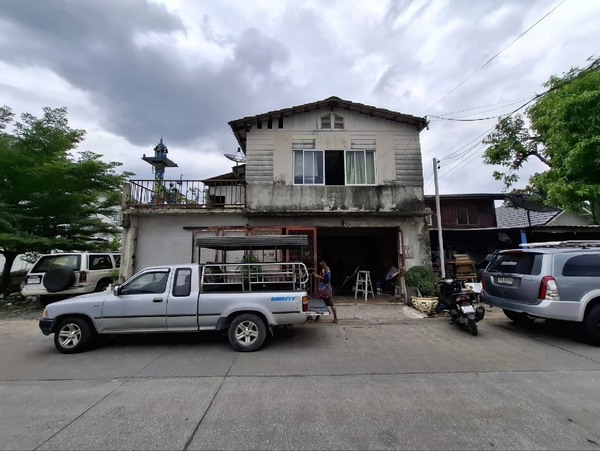 LFL 2103ขายบ้านเดี่ยว 2 ชั้น ขนาด 50 ตร.ว. ซอยรังสิต-นครนายก 39 ธัญบุรี ปทุมธานี ราคาต่ำกว่าประเมิน รายละเอียด- ขนาด 50 ตร.ว. พื้นที่ใช้สอย 326 ตร.ม.- 5 ห้องนอน 3 ห้องน้ำ- โครงสร้างดีแข็งแรง ขายตามสภาพ- เหมาะเป็นที่อยู่อาศัย หรือประกอบธุรกิจ ออฟฟิสต่างๆ- หน้าบ้านหันทิศตะวันตก- ผังสีเหลือง- ค่าธรรมเนียมโอนคนละครึ่ง สถานที่ใกล้เคียง- ฟิวเจอร์พาร์ค รังสิต 4.2 กม.- ร.พ.เปาโล รังสิต 4.1 กม.- �