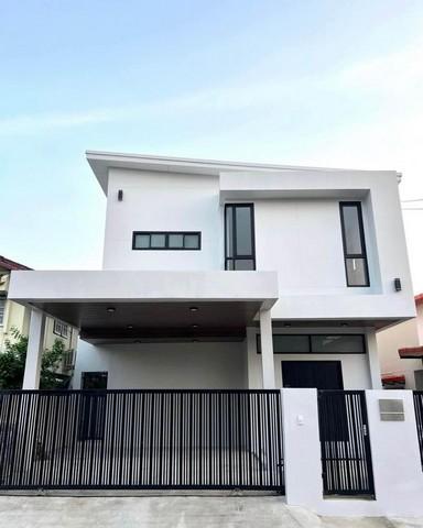 ขายบ้านเดี่ยว 2 ชั้นสร้างใหม่ 50 ตรว. 4 ห้องนอน โครงการบางนาวิลล่า บางนา-ตราด ซอย 39 ใกล้เมกะบางนา, เซ็นทรัลบางนาติดต่อ: ชยา โทร/ID Line:: 0942823961Link Line:: https://line.me/ti/p/3xFA1An8Kcรหัส# T26-658บ้านเดี่ยว 2 ชั้นสร้างใหม่ โครงการบางนาวิลล่า ถนนบางนา-ตราด ซอย 39• ที่ดิน 50 ตรว• พื้นที่ใช้สอย 250 ตรม• 4 ห้องนอน• 5 ห้องน้ำ• 2 ห้องนั่งเล่น• แอร์ daikin inverter 7 ตัว• ครัวมีเครื่องล้างจาน, เตา, เตาอบ, ที่ดูดควันให้• จอดรถได้ 2 ค�