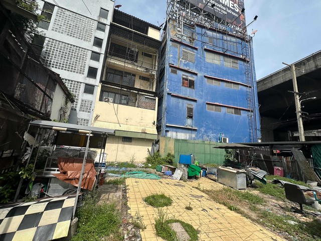 AOM 2788ขาย ที่ดิน 45.3 ตรว. ซอยโทรคาเดโร ถนนสุรวงศ์ เหมาะทำบ้านอยู่อาศัยโฮมออฟฟิศ ร้านอาหาร   แขวงสุริยวงศ์ เขตบางรัก,กรุงเทพมหานคร  ที่ดิน   0-0-45.30 ไร่ราคา 12,000,000จุดเด่น- ทำเล CBD สีลม–สุรวงศ์ แหล่งธุรกิจและท่องเที่ยว- ที่ดินหายากในย่านใจกลางเมือง- ใกล้ถนนสุรวงศ์ และถนนสีลม- เหมาะทำบ้านอยู่อาศัย โฮมออฟฟิศ ร้านอาหาร Boutique Hotelรายละเอียดทรัพย์- ที่ดินเปล่า- ขนาด 45.3 ตารางวา- หน้ากว�
