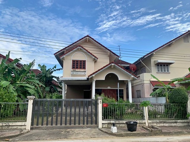 RHT2591ให้เช่าบ้านเดี่ยวย่าน  พุทธมณฑลสาย 2 หมู่บ้านภัสรี ห่างจากเพชรเกษม เพียง 1 กิโลเมตรใกล้สถานี MRT  หลักสองเพียง 2 กิโลเมตรเนื้อที่  83 ตารางวา 3 ห้องนอน  2 ห้องน้ำ  แอร์3เครื่อง จอดรถภายในรั้วบ้าน 2 คัน สนใจติดต่อคุณเจี๊ยบ 092-851-6969Line :keti2522ราคาค่าเช่า 25,000 บาทต่อเดือน สัญญาเช่า 1 ปีขึ้นไป มัดจำล่วงหน้า 2 เดือน + ค่าเช่าล่วงหน้า 1 เดือนถ. พุทธมณฑลสาย 2 แขวงทวีวัฒนา เขตทวีวัฒนา กรุงเ�