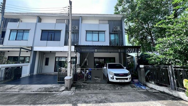   ขายทาวน์เฮ้าส์ 2 ชั้น โครงการ สตอรี่ส์ อ่อนนุช - วงแหวน    แขวงดอกไม้ เขตประเวศ กรุงเทพฯ   ราคา 3,259,000  บาท  (ราคาต่อรองได้)  รายละเอียดทรัพย์ -  เนื้อที่ 30.6 ตร.ว.   พื้นที่ใช้สอย 96 ตร.ม. -  3 ห้องนอน 2 ห้องน้ำ   -  ที่จอดรถ 1 คัน  พิกัดทรัพย์ : https://maps.app.goo.gl/tqsLS4SyCWCgD7SW8  สถานที่ใกล้เคียง   -  โรงพยาบาลจุฬารัตน์ 9 แอร์พอร์ต -  ท่าอากาศยานสุวรรณภูมิ -  โรบินสัน ไลฟ์สไตล์ สุวรรณภูมิ -  วัดกิ่งแก้ว  รหัสทรัพย�