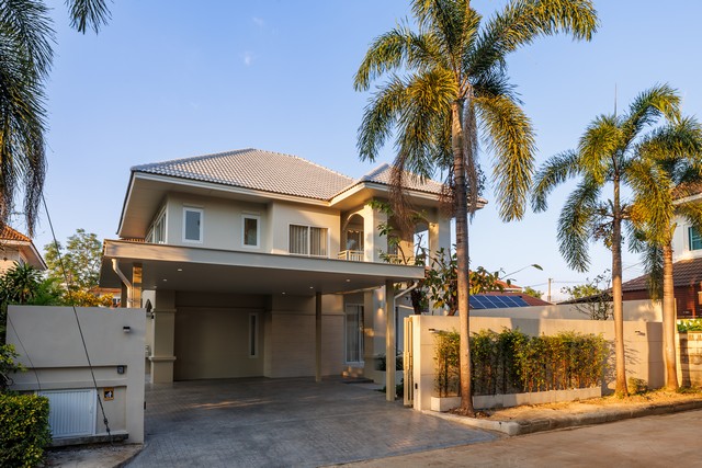  ให้เช่า Luxury Pool Villa แปลงมุม พิมุกต์ 4 เชียงใหม่Luxury Corner Pool Villa for Rent in Pimuk 4 Chiang Maiพูลวิลล่าหรูพร้อมสระส่วนตัว ตกแต่งครบ พร้อมเข้าอยู่ ทำเลดีใกล้ Central Festival และโรงเรียนนานาชาติ เหมาะสำหรับครอบครัว Expat หรือผู้ที่มองหาบ้านคุณภาพในเชียงใหม่ จุดเด่นบ้าน สระว่ายน้ำระบบเกลือส่วนตัว ยาว 13 เมตร บ้านหลังมุม เป็นส่วนตัวสูง เฟอร์นิเจอร์ครบ พร้อมเครื่องใช้ไฟฟ้า ห้องนอนชั้นล่าง เหมาะสำหรับ