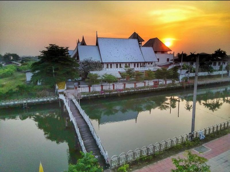 THAWIWATANA RIVERSIDE HERITAGE ESTATEBangkok, ThailandUltra-Private Canalfront Estate on 3-1-36 Rai Freehold LandFOR SALE A truly rare opportunity to own one of Bangkok’s most unique private riverside compounds.Positioned along a peaceful canalfront in Thawi Watthana District, this extraordinary Thai-contemporary estate offers timeless architectural character, exceptional privacy, and large-scale usable space — all within Bangkok metropolitan area.Set on approximately 5,348 Sq.m. of freehold land (3-1-36 Rai), the property features four architecturally striking structures surrounding a grand central courtyard, creating an atmosphere rarely found in modern Bangkok.This is not simply a residence —it is a landmark lifestyle estate with legacy value.━━━━━━━━━━PROPERTY HIGHLIGHTS-Land Size: 3-1-36 Rai (Approx. 5,348 Sq.m.)-Approx. Built-Up Area: 3,672 Sq.m.-Direct Road Frontage: 22 meters-Private Canal Frontage: 42 meters-Exclusive Private Bridge Access-4 Thai Cont