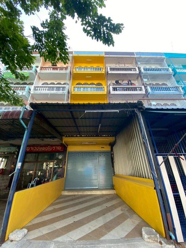 รหัสทรัพย์ : LFL 2900 อาคารพาณิชย์ 4.5 ชั้น ทำเลราษฎร์บูรณะ ราคาดี น่าลงทุน เพียง 5.8 ล้านบาท(ราคานี้หาแทบไม่ได้ในโซนนี้) รายละเอียดทรัพย์อาคารพาณิชย์ 4.5 ชั้นเนื้อที่ 17.9 ตรว.มีที่จอดรถด้านหน้าสะดวกสบายต่อเติมเรียบร้อย อยู่เองก็ได้ ทำธุรกิจก็คุ้มโครงสร้างแข็งแรง พร้อมต่อยอด จุดเด่น ทำเล “ราษฎร์บูรณะ” โซนที่กำลังเติบโต เข้า-ออกสะดวก เชื่อมต่อหลายเส้นทาง เหมาะทั้ง ค�