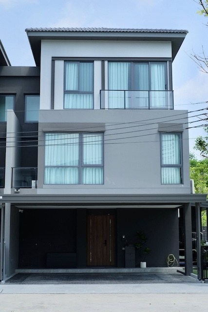 BS1047 ขายบ้านแฝด 3 ชั้น บ้านกลางเมือง The Edition บางนา ใกล้ Mega บางนา บ้านสวยพร้อมอยู่ เฟอร์ครบ ทำเลดีที่สุดในโครงการติดต่อ Agent คุณบัว (Bua)Tel: 093-646-4597 LINE ID: Bua093ราคา 13,900,000 บาทขายบ้านกลางเมือง The Edition บางนา บ้านแฝด 3 ชั้น ตกแต่งครบเหมือนบ้านตัวอย่าง ทำเลพรีเมียม ติดสวนใหญ่หน้าบ้าน ไม่ชนใคร ให้ความเป็นส่วนตัวสูง เหมาะสำหรับอยู่อาศัยหรือซื้อเพื่อลงทุนในย่านบางนารายละเอียดบ้านบ้านแฝด 3 ช