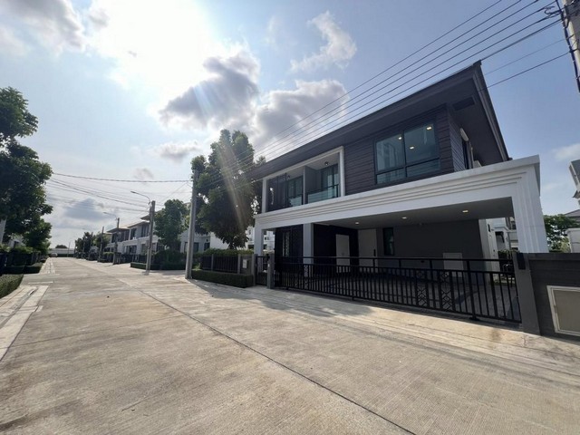 ให้เช่าบ้านเดี่ยว 2 ชั้น แกรนด์บริทาเนีย บางนา กม.12 Grand Britania Bangna KM.12 ราคาเช่า 75,000 บาท / เดือน ประกัน2 ล่วงหน้า1 (สัญญาขั้นต่ำ 1-3 ปี)ติดต่อ คุณช่อผกา โทร 0616198565 LINE 0616198565สำรอง LINE 0812523279 ส่งลิ้งก์ไว้ได้เลย-พื้นที่: 60.6 ตารางวา -พื้นที่ใช้สอย 255 ตารางเมตร-4 ห้องนอน -6 ห้องน้ำ -3 ที่จอดรถ-Fully Furnished เฟอร์นิเจอร์พรีเมียมครบชุด เครื่องใช้ไฟฟ้าครบ (ทีวี, ตู้เย็น, แอร์ทุกห้อง, เครื่องซักผ้า)ที่ตั้ง 64 ซอย 5 ตำ�