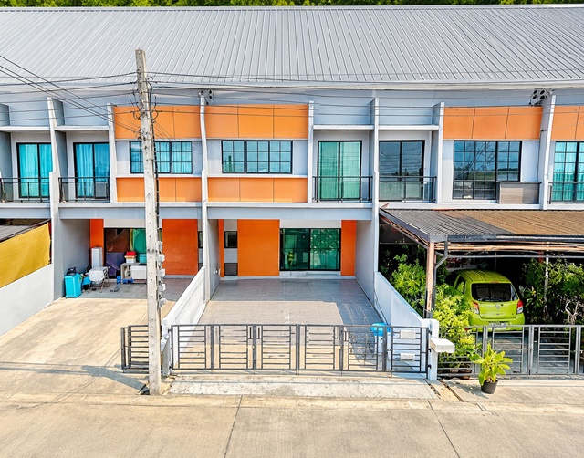 MRTบางแค 2.5กม. รร.นานาชาติบริติชโคลัมเบีย 2 กม.ทำเลกัลปพฤกษ์-สาทร ทาวน์โฮม 2 ชั้นฟังก์ชัน 3 นอน 2 น้ำ  ใกล้รร.ประทุมอนุสรณ์ 600 ม. 19ตร.ว.150ตร.ม. 16,998 B-M.ตลาดบางแค 1 กม. BTS MRT ถนนสายหลัก โรงเรียนนานาชาติ โรงพยาบาล  และศูนย์การค้าหลายแห่ง เหมาะสำหรับอยู่อาศัย หรือโฮมออฟฟิศ บรรยากาศเงียบสงบMRT BangKhae 2.5km.British Columbia Inter Sch 2km.Kanlapaphruek-Sathorn Two-story townhome 3bed  2bath Prathum Anusorn Sch 600m. 19sq.wa. 150sq.m. 16,998B-M. BangKhae Market 1km. BTS MRT main roads international schools hospitals and shopping centers. Suitable for