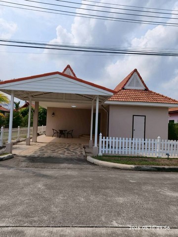ให้เช่าบ้านเดี่ยวบางแสน หมู่บ้านนานาชาติเม้าเท่นวิวบางแสนโทร. 095-196-4242 (คุณจุ๊)Line ID : jll689WhatsApp : wa.me/66951964242FB page : https://www.facebook.com/ChulaluckHomeliving/รายละเอียด- เนื้อที่ 86 ตารางวา- 3 นอน 2 น้ำ- จอดรถได้ 2 คันอุปกรณ์ไฟฟ้าและเฟอร์นิเจอร์- แอร์ 4 ตัว- เคาเตอร์ครัว- เครื่องใช้ไฟฟ้าสิ่งอำนวยความสะดวกโครงการ- ฟิตเนส / สระว่ายน้ำ / รปภ.เงื่อนไขการเช่า- ค่าเช่า 20,000 บาท / เดือน (รวมค่าส่วนกลาง)- มัดจำล่วงหน้า 1 เดือน- �