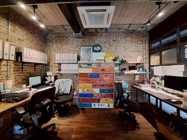 ให้เช่าอาคารสำนักงาน 3 ชั้น อาคาร Time Lab Town in Town ซอย 11 เหมาะทำออฟฟิศ Studio Production และธุรกิจออนไลน์ราคาเช่า 250,000 บาท / เดือน ( สัญญาขั้นต่ำ 3 ปี ประกัน 3 เดือน ล่วงหน้า 1 เดือน )ที่ตั้ง Town in Town ซอย 11 แขวงพลับพลา เขตวังทองหลาง กรุงเทพมหานคร 10312ติดต่อ : คุณภัสพงณ์ 0634098164Line : deedee23https://www.facebook.com/profile.php?id=61581484955548พื้นที่ใช้สอย 672 ตารางเมตร จำนวน 3 ชั้น จอดรถประจำหน้าอาคาร 4 คันมี รปภ. ดูแลพื้นที่ส่วนกลาง 24 ชั่วโมงทำ�