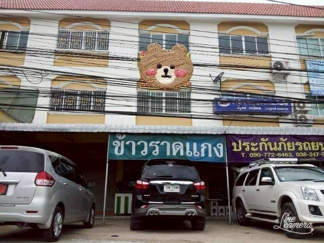 รหัสทรัพย์: M650540ขายอาคารพาณิชย์ 3 ชั้น ทำเลศักยภาพ ริมถนนสุขุมวิท กม.5 อำเภอสัตหีบ จังหวัดชลบุรีทำเลโดดเด่น อยู่ตรงข้าม กองเรือยุทธการ และเยื้องสนามกีฬาราชนาวี เหมาะทั้งอยู่อาศัยและทำธุรกิจ???? ราคาพิเศษเพียง 3.6 ล้านบาท(จากปกติ 3.9 ล้านบาท)✨ รายละเอียดทรัพย์อาคารพาณิชย์ 3 ชั้นขนาด 19 ตารางวา2 ห้องนอน 3 ห้องน้ำสภาพใหม่ สวย พร้อมเข้าอยู่สามารถต่อเติมครัวปูนด้านหลังไ