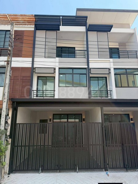 ทาวน์โฮม 3 ชั้น ซิกเนเจอร์ ถนนวัชรพลทำเลดีเยี่ยม หลังตลาดถนอมมิตร เพียง 50 เมตร ใกล้ทางด่วน ตลาดถนอมมิตรราคา 3,890,000 บาท** ฟรีโอน **----------------------------------------รายละเอียด- ทาวน์โฮม 3 ชั้น ขนาด 17 ตารางวา- 3 ห้องนอน 3 ห้องน้ำ พร้อมห้องรับแขก และครัว- จอดรถได้ 1 คัน- บ้านหันทิศเหนือสถานที่ใกล้เคียง- ตลาดถนอมมิตร เพียง 50 m.- สถานีรถไฟฟ้าสายสีเทา สีชมพูสถานีวัชรพลเพียง 2.0 Km.- จุดขึ้น-ลง ทางด่วนพิเ�