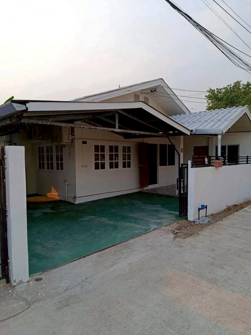 ให้เช่า 15,000 บาท/เดือน Cozy House บ้านชั้นเดียว #อ.เมืองเชียงใหม่ #ใกล้ตลาดหนองหอย พร้อมเข้าอยู่ ซอยตันเงียบสงบ บรรยากาศส่วนตัว เดินทางสะดวก ใกล้เมืองมากรายละเอียดบ้านขนาด 60 ตร.วา3 ห้องนอน 2 ห้องน้ำเตียงขนาด 3.5 ฟุต / 5 ฟุต / 6 ฟุต พร้อมที่นอนตู้เสื้อผ้าห้องแอร์ 2 ห้องพัดลม 1 ห้องเครื่องทำน้ำอุ่นห้องครัวด้านหลังบ้านห้องทานข้าวติดกระจก พร้อมโต๊ะอาหารตู้เย็นห้องนั่งเล่นติด