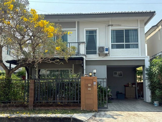 สุดคุ้ม เพียง 3.69 ล้าน 39 ตรว. #โซนสันกำแพง บ้านเดี่ยว 2 ชั้น สไตล์ Modern Contemporary #เฟอร์นิเจอร์บางส่วน #ซื้ออยู่เองหรือปล่อยเช่าได้ #น้ำไม่ท่วม เดินทางเข้าเมืองง่าย สิ่งอำนวยความสะดวกครบรายละเอียดบ้านเนื้อที่ 39 ตร.วาพื้นที่ใช้สอย 121 ตร.ม.3 ห้องนอน2 ห้องน้ำ2 ที่จอดรถเฟอร์นิเจอร์บางส่วนตู้เย็นระบบปั๊มน้ำ + แทงค์น้ำเทพื้นซักล้างหลังบ้านเรียบร้อยต่อเติมลานจอดรถเพิ่มขายเพ�