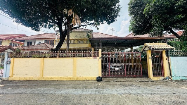 รหัสทรัพย์ : N0946บ้านเดี่ยว หมู่บ้านบัวทองธานี บางบัวทอง เนื้อที่ 60 ตรว. หลังใหญ่พร้อมอยู่ ถูกที่สุดที่ตั้ง : ถนนกาญจนาภิเษก ตำบลบางบัวทอง อำเภอบางบัวทอง จังหวัดนนทบุรี 11110รายละเอียดทรัพย์&nbsp;- บ้านเดี่ยว 2 ชั้น เนื้อที่ 60 ตารางวา พื้นที่ใช้สอย 160 ตารางเมตร- 3 ห้องนอน, 2 ห้องน้ำ, 1 ห้องทำงาน, 1 ห้องนั่งเล่น, 1 ห้องรับแขก, 1 ห้องครัว, 2 ที่จอดรถ&nbsp;- หน้าบ้านหันทางทิศตะวันตกเฉียงเ