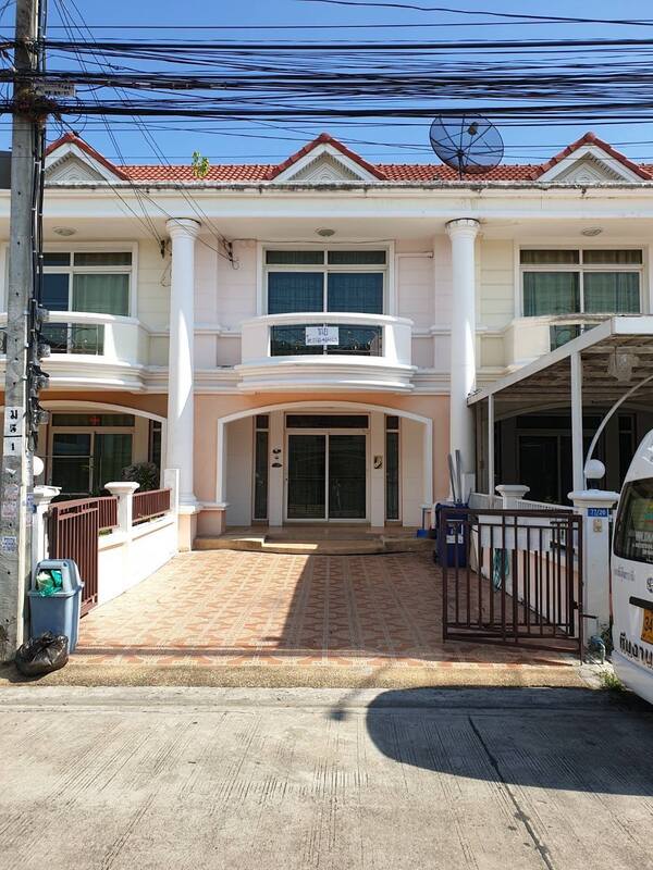 ขาย ทาวน์โฮม 2 ชั้นหมู่บ้านนิรันดร์สิริ3 ขนาดพื้นที่ 31.1ตารางวา พท.ใช้สอย120ตรม.3ห้องนอน2ห้องนอน จอดรถในบ้าน1คัน หน้าบ้าน1คัน ราคา2,400,000บาทที่ตั้ง77/20ถนนคลองสามวา แขวงบางชัน เขตคลองสามวา กรุงเทพมหานคร สิ่งอำนวยความสะดวก-รปภ.24ชม.-สนามเด็กเล่นใกล้สถานที่สำคัญ-รถไฟฟ้าสายสีชมพู-ใกล้รพ.หลายแห่ง- ห้างสรรพสินค้า- โลตัส -แม็คโคร-ร้านบริการสะดวก7&11- ใกล้ตลาดมีนบุรี -ใกล้ศูนย์