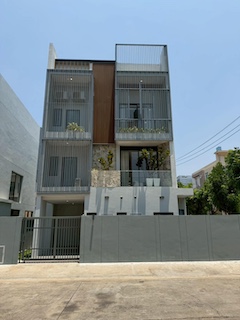 BS1044 ขายบ้านเดี่ยว PRECHA รามคำแหง กรุงเทพกรีฑา บ้านหรู 4 ห้องนอน ใกล้พระราม 9 และสนามบินสุวรรณภูมิติดต่อ Agent คุณบัว (Bua)Tel: 093-646-4597 LINE ID: Bua093ราคาเริ่มต้น 16,900,000 บาทบ้านเดี่ยวระดับพรีเมี่ยมในโครงการ PRECHA ทำเลศักยภาพย่านรามคำแหง-กรุงเทพกรีฑา ใกล้ พระราม 9 และ สนามบินสุวรรณภูมิ เหมาะสำหรับครอบครัวขนาดใหญ่หรือเจ้าของธุรกิจ SME ที่ต้องการบ้านใกล้เมือง พร้อมพื้นที่ใช้สอยขนาดใหญ่ราย�