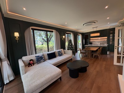ดีไซน์หรู Modern Luxury พร้อม Private Courtyard กลางบ้านหลังมุมติดสวนส่วนกลาง คุ้มค่าสุด !! ปล่อยเช่า บ้านเดี่ยวหรู 2 ชั้น Luxury Modern โครงการ วีวัลดีบางนา (Vivaldi Bangna ) จาก REAL ASSET  70.7 ตร.ว ใกล้ Mega บางนา , ใกล้ทางด่วน และสนามบินสุวรรณภูมิ! ด่วน.TPI-3087.Video Link : https://youtu.be/7zdB8lz_PnI.สามารถรับชมภาพ 360 องศาทุกมุมมองได้ที่ : https://360tour.thaipropertyinvestor.net/en/embed/b9L83fMylk.ที่ตั้ง: ซอยวัดคลองปลัดเปรียง และถนนศรีนครินทร์ (ซอยศรีด่าน 22) ตำบลบางแก้ว อำเภอบ�