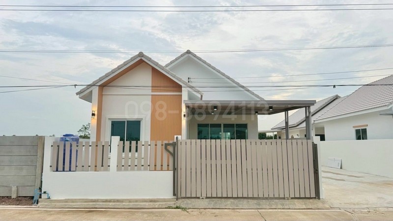 บ้านเดี่ยวชั้นเดียว 2 หลังหน้า หมู่บ้าน ศิวลักษม์กรีนวิลล์ราคา 2.49 ล้านบาทฟรี! ค่าโอนกรรมสิทธิ์รับประกันบ้าน: ตรวจงานบ้านรีเฟค 1 ครั้ง และรับประกันรั่วซึม แตกร้าว สี 1 ปี----------------------------------------รายละเอียดบ้าน- บ้านเดี่ยว ชั้นเดียว- ขนาด: 39.3 และ 40 ตร.ว.- 3 ห้องนอน 2 ห้องน้ำ 1 ห้องโถง 1 ห้องครัว- จอดรถ 1 คันของแถม:* เฟอร์นิเจอร์ชุดโซฟา 3 ที่นั่ง ชั้นวางทีวี* ชุดห้องนอน ตู้เสื้อผ้า โต๊ะเ�