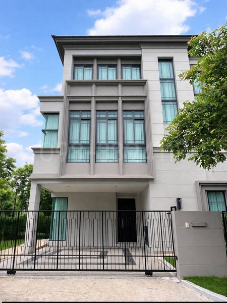 บ้านหรู 3 ชั้น แบบ Duplex (บ้านแฝด) โครงการ The Sonne ศรีนครินทร์–บางนา** Special Price **ราคาดีที่สุดในโครงการ ทำเลดีที่สุด!ราคา 12 ล้านบาท (12,000,000 บาท)----------------------------------------ข้อมูลตัวบ้าน :- บ้านแฝด 3 ชั้น แปลงมุม- เนื้อที่ดิน 48.4 ตร.ว.- พื้นที่ใช้สอย 245 ตร.ม.- หน้ากว้าง 13.6 เมตร- 4 ห้องนอน 4 ห้องน้ำ- ห้องรับแขกใหญ่ชั้นล่าง- ห้องนั่งเล่นชั้น 2 พร้อมระเบียงจุดเด่นพิเศษของบ้านหลังนี้:- บ้านแปลงมุม เชื่อมต่อกับ Club