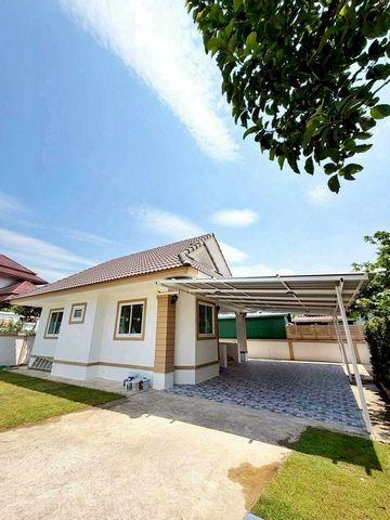โซนสันทราย ราคาเพียง 1.99 ล้าน บ้านเดี่ยวชั้นเดียว #รีโนเวทใหม่ พร้อมอยู่ เนื้อที่กว้าง คุ้มที่สุดในงบไม่ถึง 2 ล้าน #น้ำไม่ท่วม เดินทางสะดวก เข้าเมืองง่ายรายละเอียดบ้านที่ดินใหญ่ถึง 61 ตร.วาพื้นที่ใช้สอยประมาณ 120 ตร.ม.2 ห้องนอน 2 ห้องน้ำ1 ห้องนั่งเล่น1 ห้องครัวแยกจอดรถได้ 3–4 คันจุดเด่นของบ้านหลังนี้ที่ดินใหญ่หายากมากในราคานี้เหมาะทั้งอยู่อาศัย หรือทำธุรกิจเล็ก