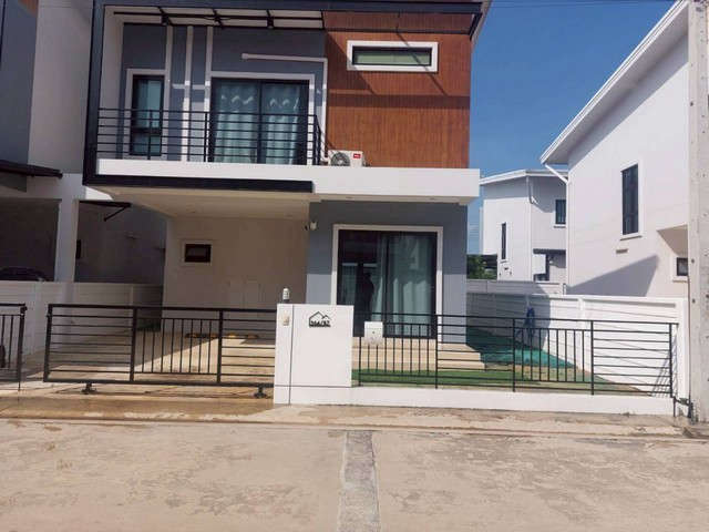  ให้เช่าบ้านเดี่ยว2ชั้น ซอย8 นิคมพัฒนา ระยอง พร้อมเฟอร์นิเจอร์ครบ  ราคาเช่า 18,000/เดือน สัญญา1ปีประกัน2เดือน+ค่าเช่า1เดือน 37 ตร.ว.3 ห้องนอน3 ห้องน้ำ1 ห้องโถง1 ห้องครัว 2 ที่จอดรถ เฟอร์นิเจอร์และเครื่องใช้ไฟฟ้าเตียงนอนพร้อมที่นอน 1 ห้องนอน แอร์ 2 เครื่อง ชุดโซฟา ตู้เย็น เครื่องซักผ้า ไมโครเวฟ สถานที่ใกล้เคียง เสริมมิตรซีฟู้ด เทศบาลเมืองมะขามคู่ วัดหนองหว้าร้านครัวจัน