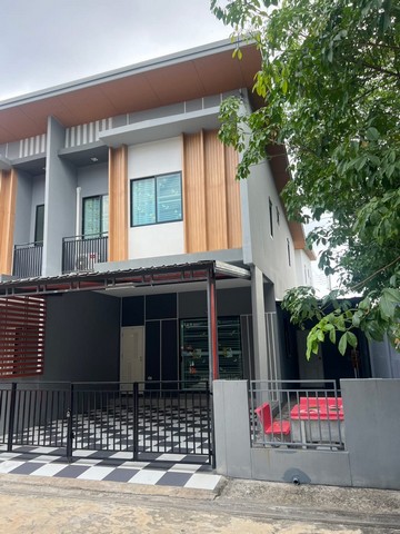 ให้เช่าทาวน์โฮม 2 ชั้น ซอย4 นิคมพัฒนา ระยอง พร้อมเฟอร์นิเจอร์ครบ  ราคาเช่า 15,000/เดือน สัญญา 1 ปีประกัน2เดือน+ค่าเช่าล่วงหน้า1เดือน22 ตร.ว.3 ห้องนอน2 ห้องน้ำ 1 ห้องโถง2 ที่จอดรถ เฟอร์นิเจอร์และเครื่องใช้ไฟฟ้า เตียงนอน ตู้เสื้อ2 แอร์ 3 เครื่อง ตู้เย็น โต๊ะทานข้าว ชุดโซฟา สถานที่ใกล้เคียงใกล้มาบข่าใกล้นิคม cpgc นิคมพัฒนา ซอย 4โลตัสนิคมพัฒนา ตลาดนิคมพัฒนา ปั้มน้ำมันมหาวิทยา�