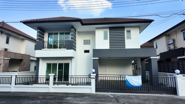    ขายบ้านเดี่ยว 2 ชั้น โครงการ ภูมิสิริ รังสิต คลอง 4    ตำบลคลองสี่ อำเภอคลองหลวง ปทุมธานี  ราคา  3,600,000  บาท  (ราคาต่อรองได้)  รายละเอียดทรัพย์ -  เนื้อที่ 53.9 ตร.ว.   พื้นที่ใช้สอย 160 ตร.ม. -  3 ห้องนอน 3 ห้องน้ำ   -  ที่จอดรถ 2 คัน -  บ้านหันไปทางทิศ  พิกัดทรัพย์ : https://maps.app.goo.gl/yCfrBwnuymGuty7cA  สถานที่ใกล้เคียง   -  ฟิวเจอร์พาร์ค รังสิต 11.7 กม. -  Big C คลอง 6 10.1 กม. -  ดรีมเวิลด์ 7.4 กม. -  มหาวิทยาลัยเทคโนโลยีราชมงคล 10.2 กม