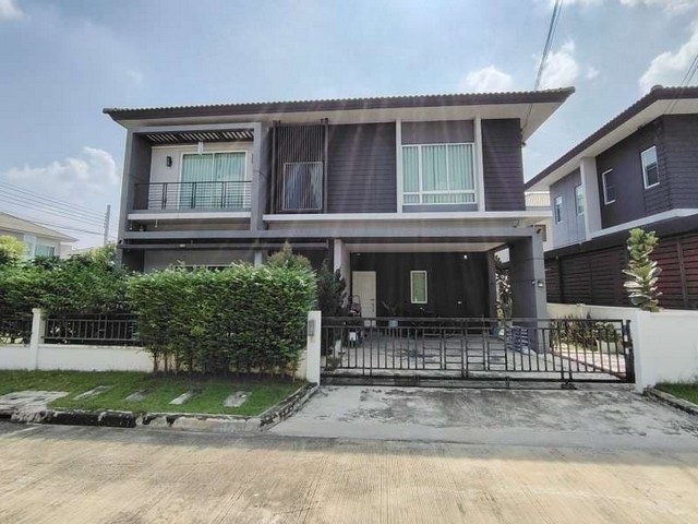    ขายบ้านเดี่ยว 2 ชั้น โครงการ เซนโทร เวสเกต อำเภอบางบัวทอง นนทบุรี  ซอย 23 ถนนเลียบคลองบางไผ่ อำเภอบางบัวทอง นนทบุรี  ราคา  6,390,000  บาท  (ราคาต่อรองได้)  รายละเอียดทรัพย์ -  เนื้อที่  71.4 ตร.ว.   พื้นที่ใช้สอย 163.6 ตร.ม. -  3 ห้องนอน 3 ห้องน้ำ   -  ที่จอดรถ 2 คัน -  บ้านหันไปทางทิศ ตะวันออกเฉียงเหนือ  พิกัดทรัพย์ : https://maps.app.goo.gl/U1zvBCJFaSHGLUjv9  สถานที่ใกล้เคียง   -  เซ็นทรัล เวสเกต  5.1 กม. -  MRT (สายสีม่วง) สถานีคล�