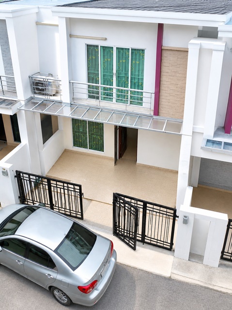 ARLบ้านทับช้าง 1กม.  3นอน สี่แยกประเวศ อ่อนนุช-พระราม 9 4แอร์ เดินทางสะดวก  ใกล้รร.สุเหร่าทับช้าง 900 ม.สวนสาธารณะ 